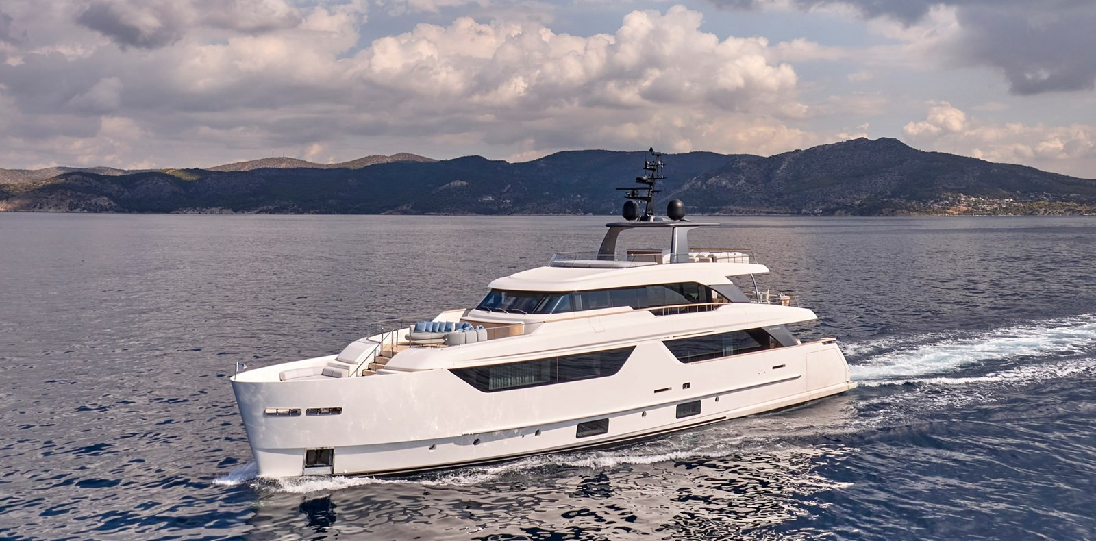 https://arconyachts.ams3.digitaloceanspaces.com/65884/conversions/large_4821789-optimize.jpg