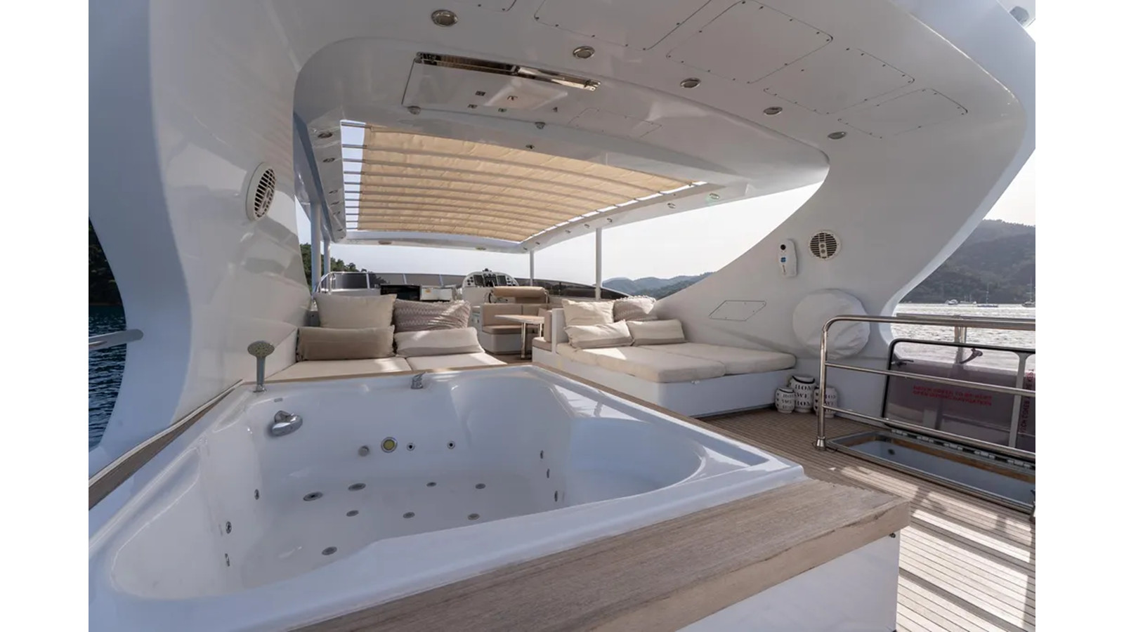https://arconyachts.ams3.digitaloceanspaces.com/66058/conversions/large_4682704-optimize.jpg