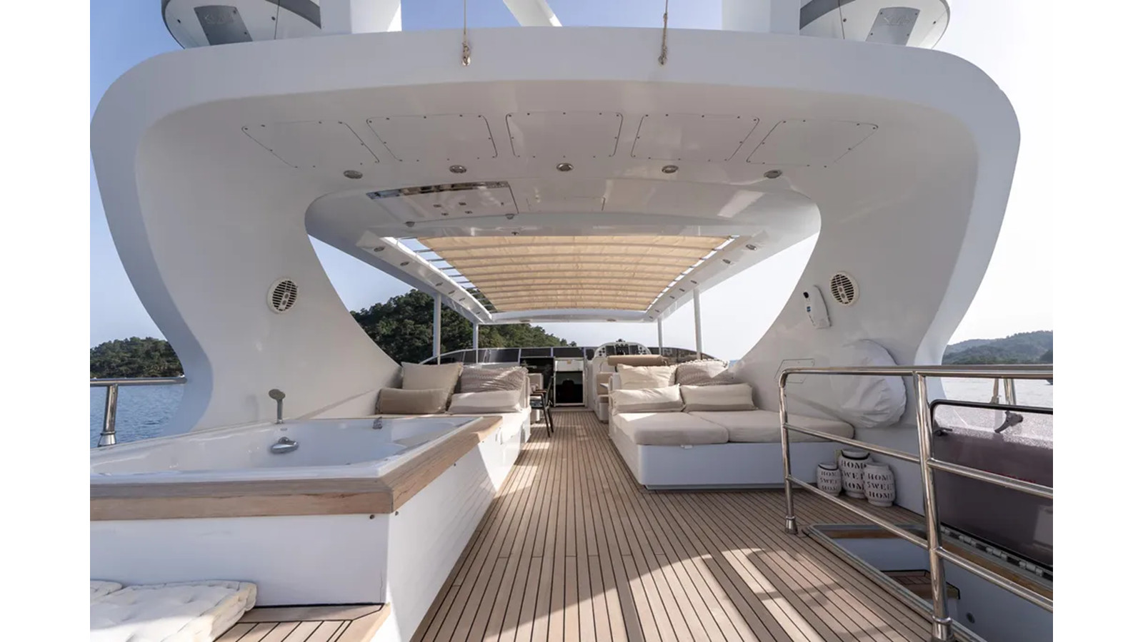 https://arconyachts.ams3.digitaloceanspaces.com/66060/conversions/large_4682705-optimize.jpg