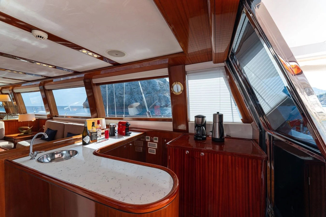 https://arconyachts.ams3.digitaloceanspaces.com/66129/conversions/large_4132272-optimize.jpg