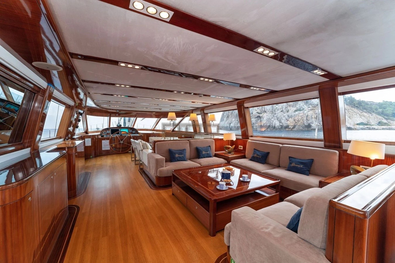 https://arconyachts.ams3.digitaloceanspaces.com/66133/conversions/large_4132274-optimize.jpg