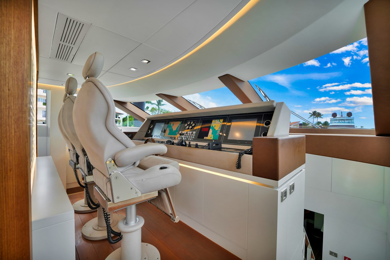 https://arconyachts.ams3.digitaloceanspaces.com/66165/conversions/large_3236947-optimize.jpg