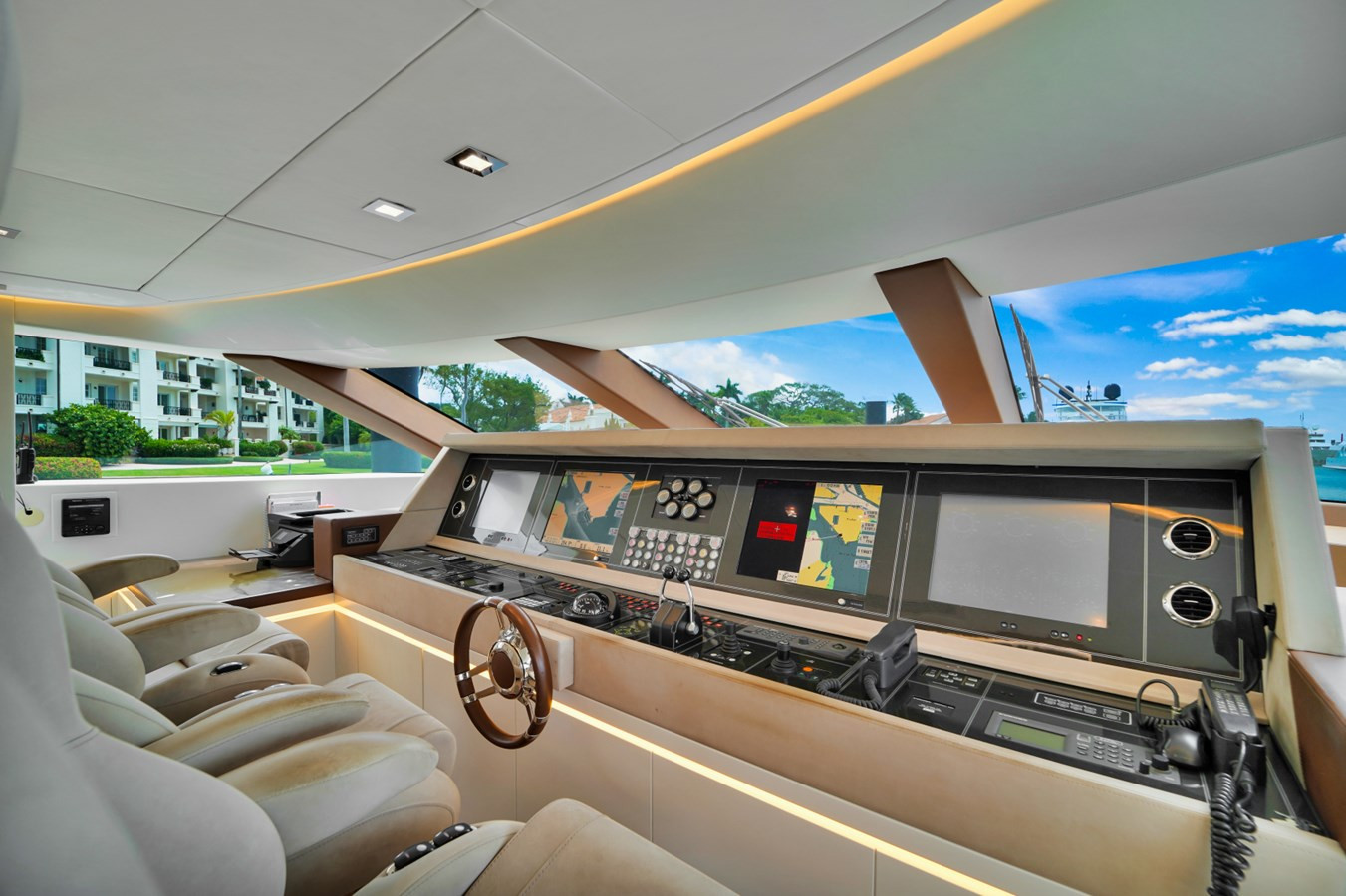 https://arconyachts.ams3.digitaloceanspaces.com/66168/conversions/large_3236948-optimize.jpg