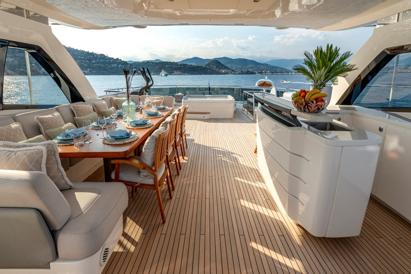 https://arconyachts.ams3.digitaloceanspaces.com/66390/conversions/large_4627310-optimize.jpg