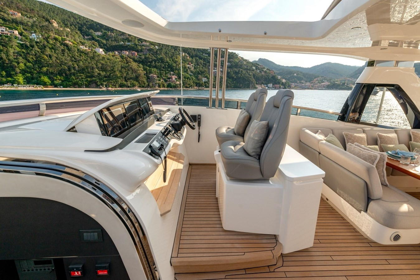 https://arconyachts.ams3.digitaloceanspaces.com/66396/conversions/large_4627313-optimize.jpg