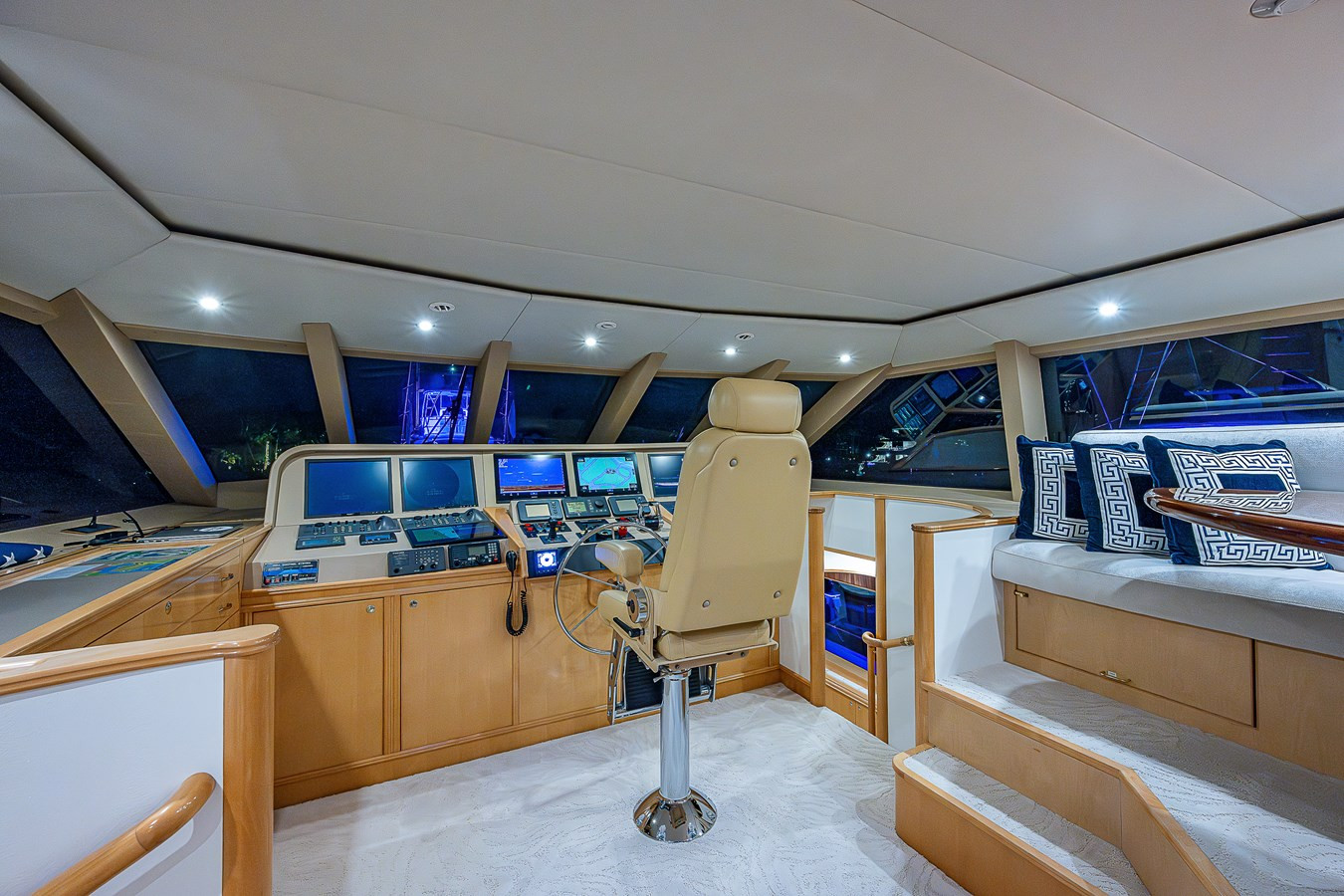 https://arconyachts.ams3.digitaloceanspaces.com/66550/conversions/large_4137517-optimize.jpg