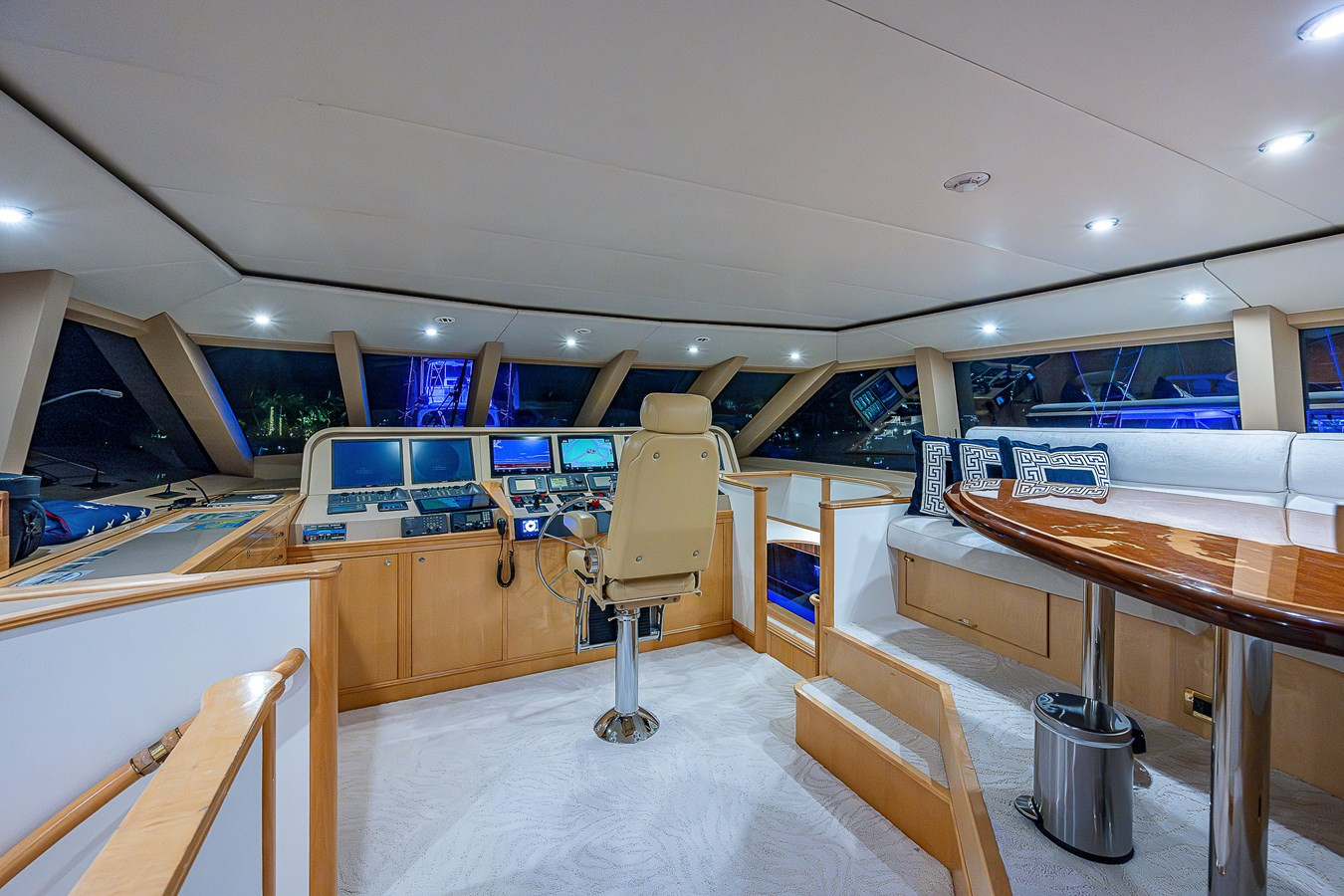 https://arconyachts.ams3.digitaloceanspaces.com/66559/conversions/large_4137520-optimize.jpg