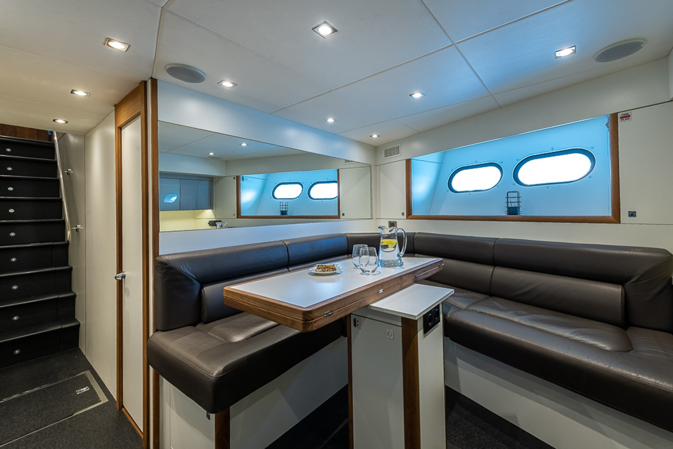 https://arconyachts.ams3.digitaloceanspaces.com/66595/conversions/large_3523997-optimize.jpg