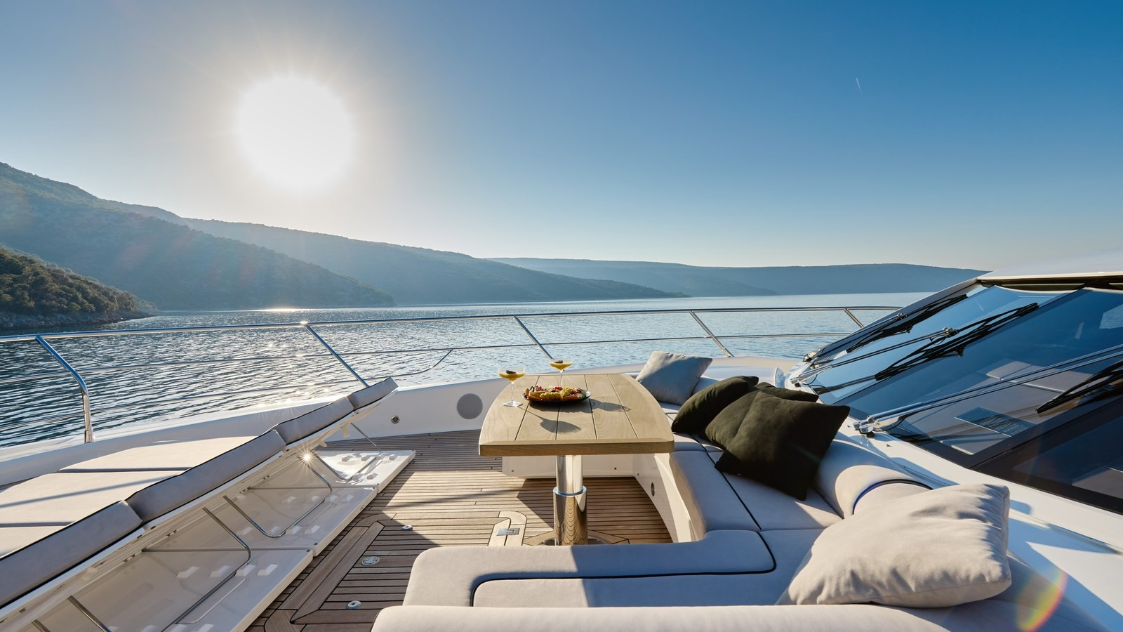 https://arconyachts.ams3.digitaloceanspaces.com/66639/conversions/large_4437570-optimize.jpg