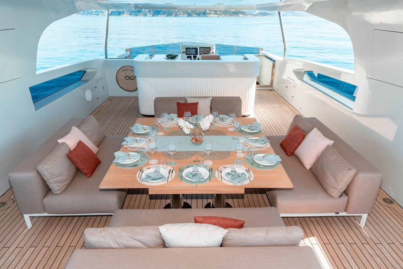 https://arconyachts.ams3.digitaloceanspaces.com/66761/conversions/large_4445957-optimize.jpg