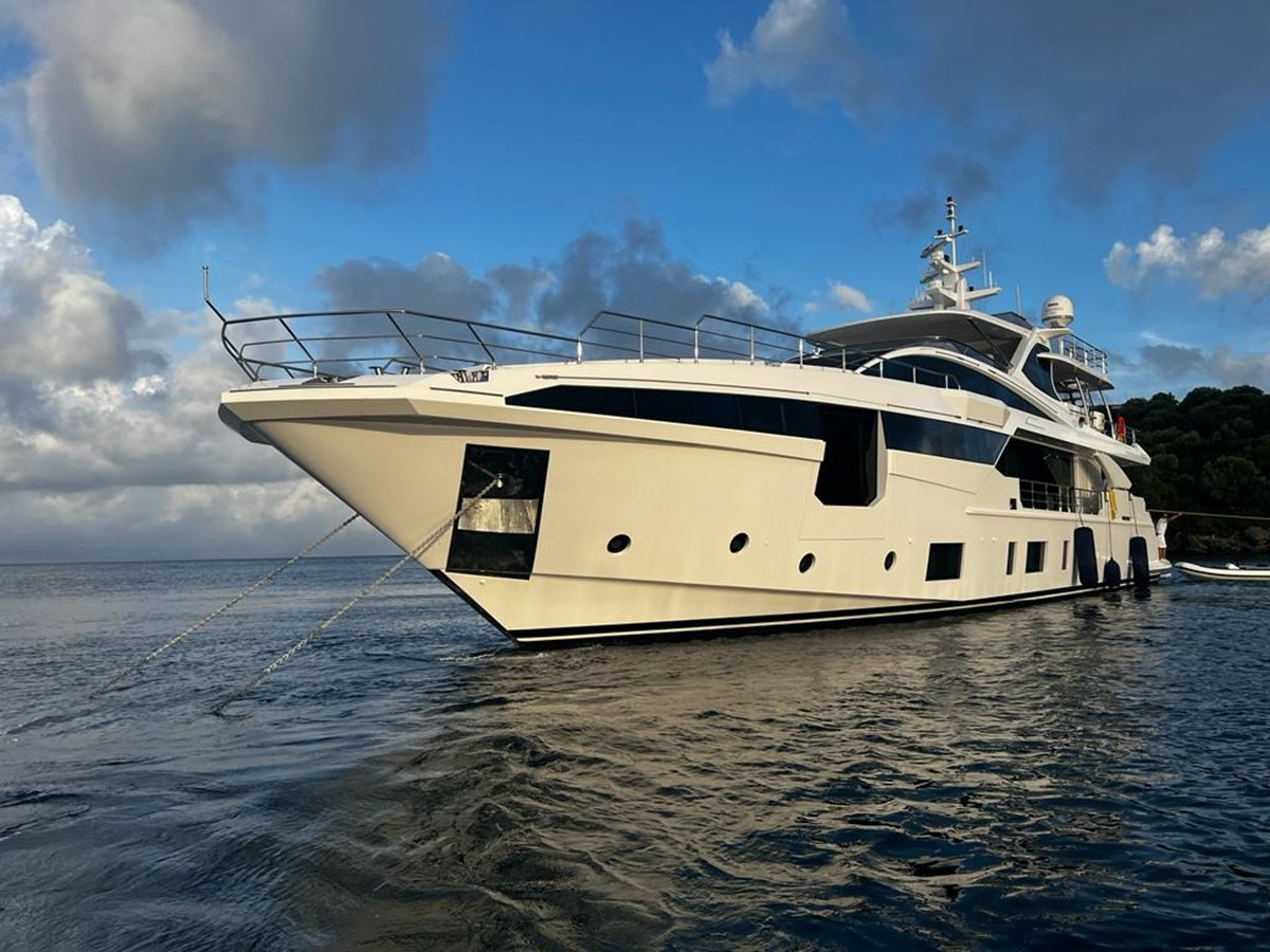 https://arconyachts.ams3.digitaloceanspaces.com/66789/conversions/large_3796385-optimize.jpg
