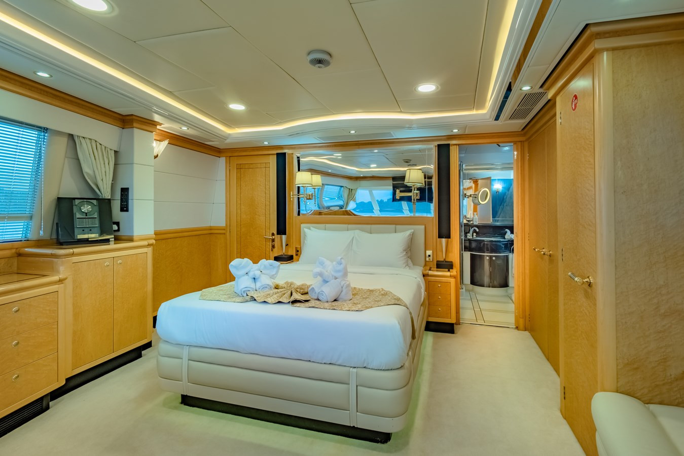 https://arconyachts.ams3.digitaloceanspaces.com/66800/conversions/large_4671509-optimize.jpg