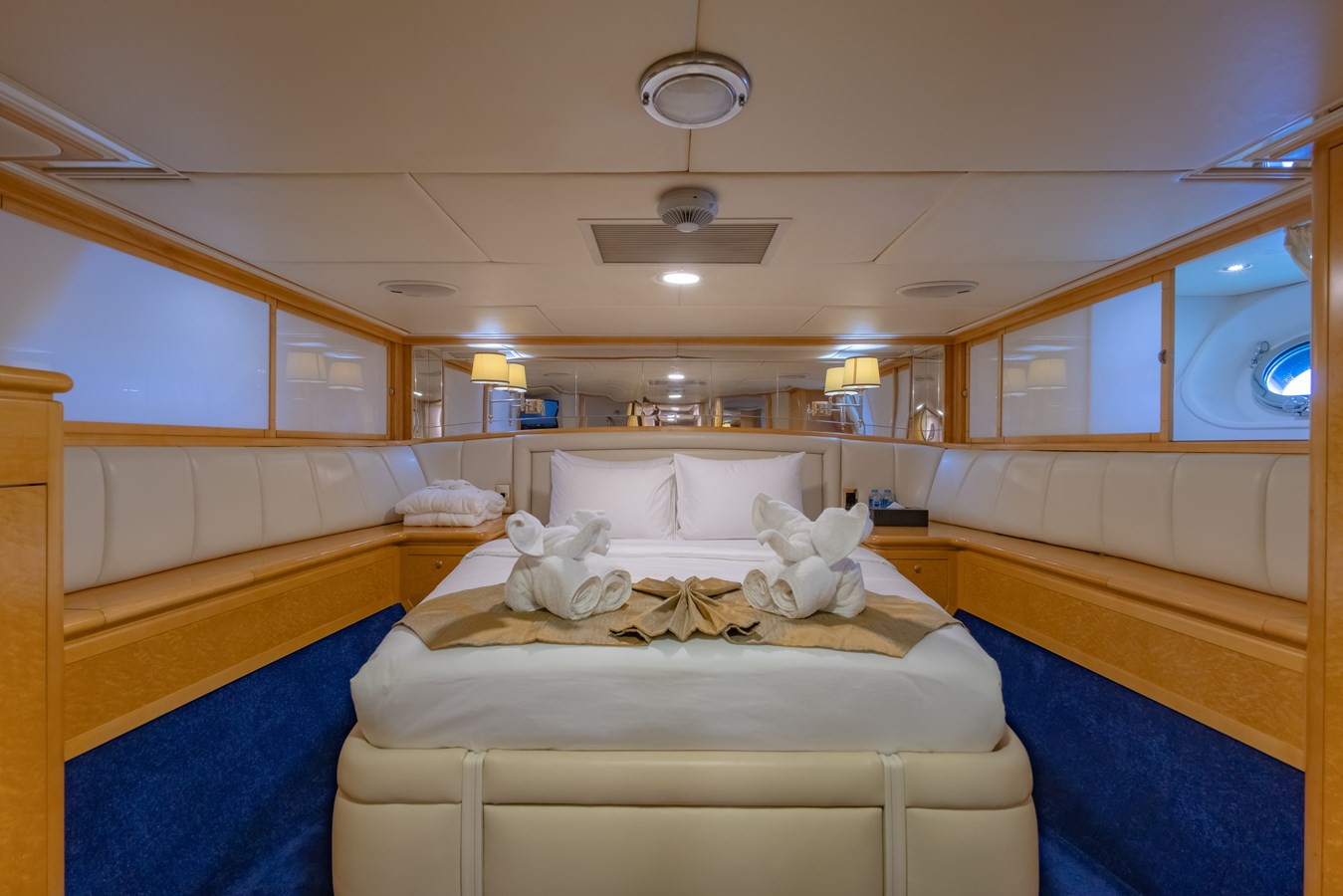 https://arconyachts.ams3.digitaloceanspaces.com/66812/conversions/large_4671513-optimize.jpg