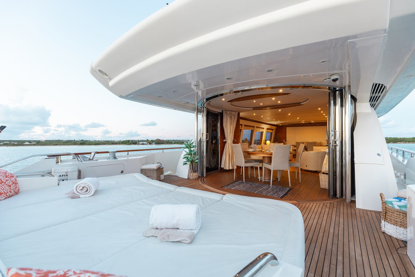 https://arconyachts.ams3.digitaloceanspaces.com/66876/conversions/large_4364883-optimize.jpg