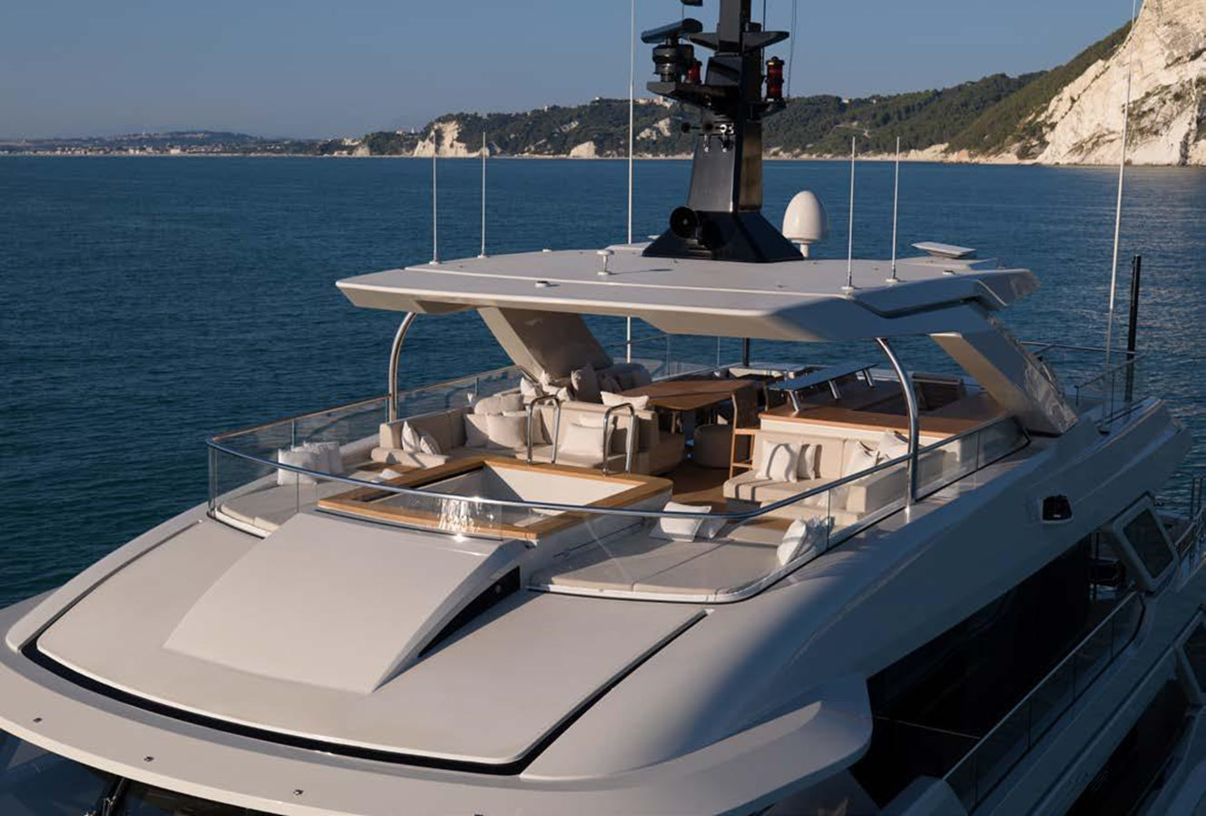 https://arconyachts.ams3.digitaloceanspaces.com/67008/conversions/large_4852114-optimize.jpg