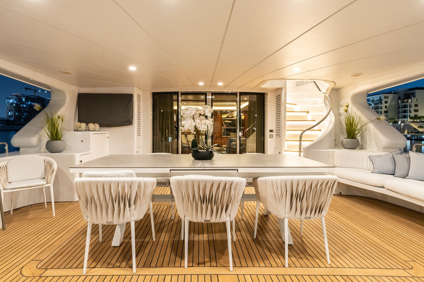 https://arconyachts.ams3.digitaloceanspaces.com/67038/conversions/large_4656803-optimize.jpg