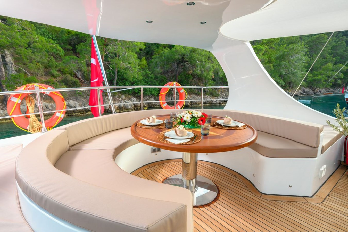 https://arconyachts.ams3.digitaloceanspaces.com/67058/conversions/large_4716903-optimize.jpg