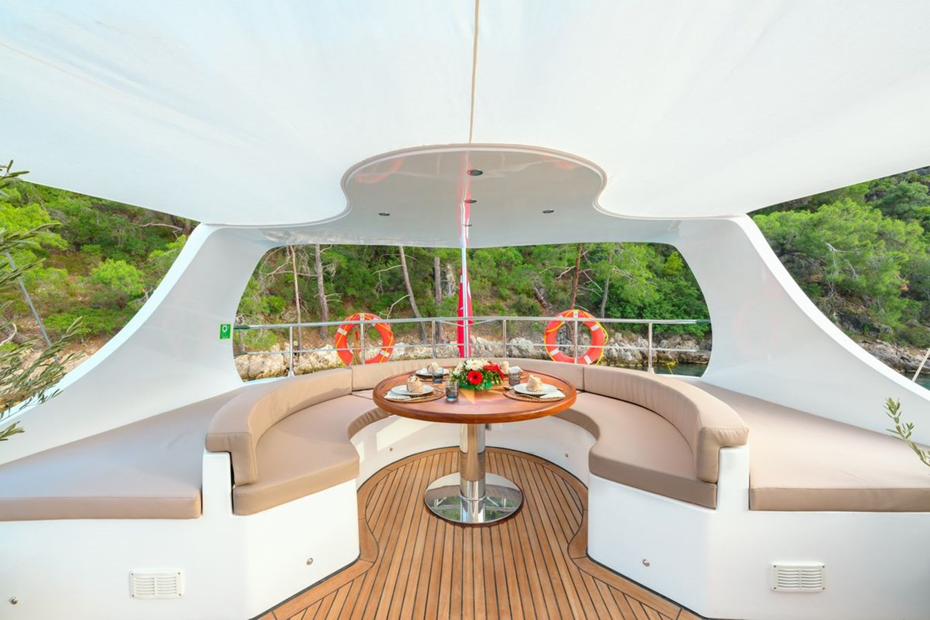 https://arconyachts.ams3.digitaloceanspaces.com/67062/conversions/large_4716904-optimize.jpg