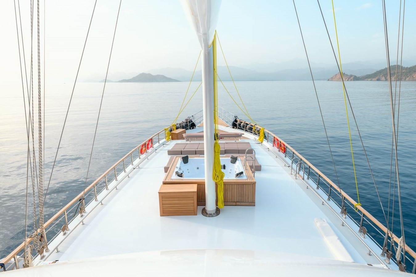 https://arconyachts.ams3.digitaloceanspaces.com/67065/conversions/large_4716905-optimize.jpg