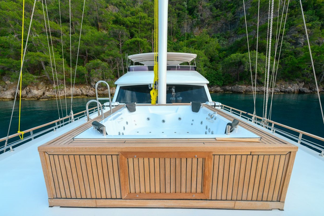 https://arconyachts.ams3.digitaloceanspaces.com/67071/conversions/large_4716907-optimize.jpg