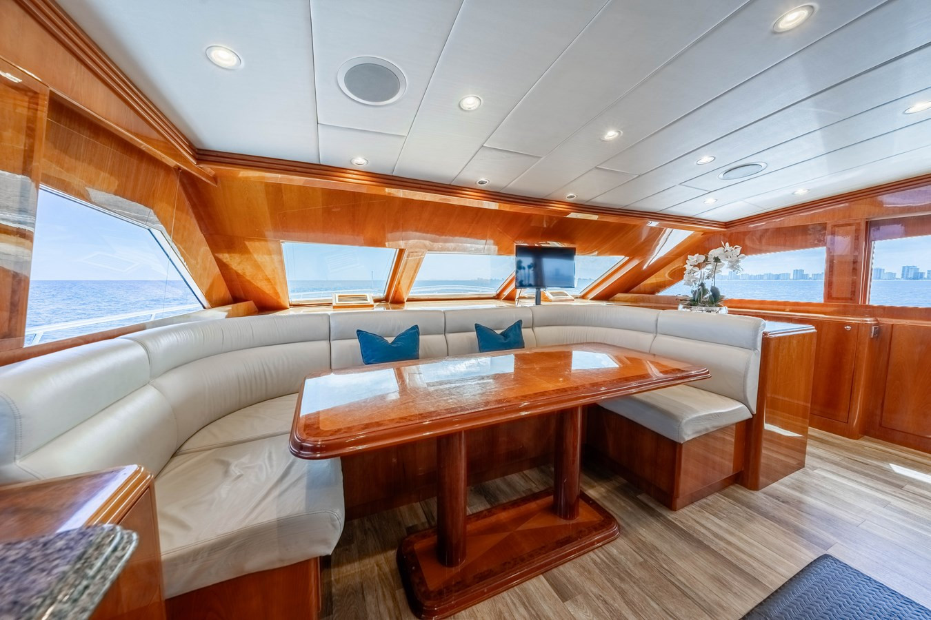 https://arconyachts.ams3.digitaloceanspaces.com/67098/conversions/large_4800986-optimize.jpg