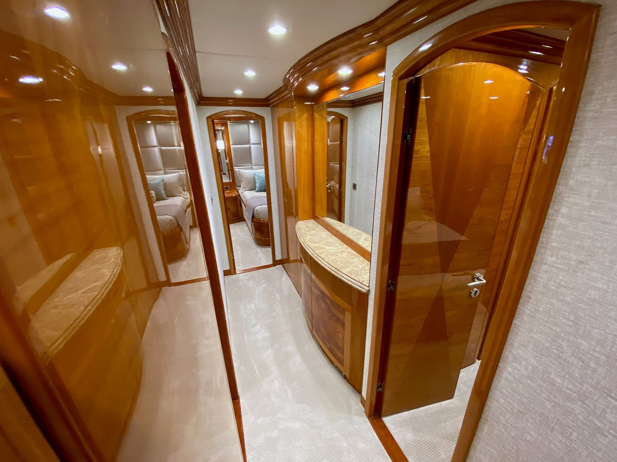 https://arconyachts.ams3.digitaloceanspaces.com/67134/conversions/large_3976467-optimize.jpg
