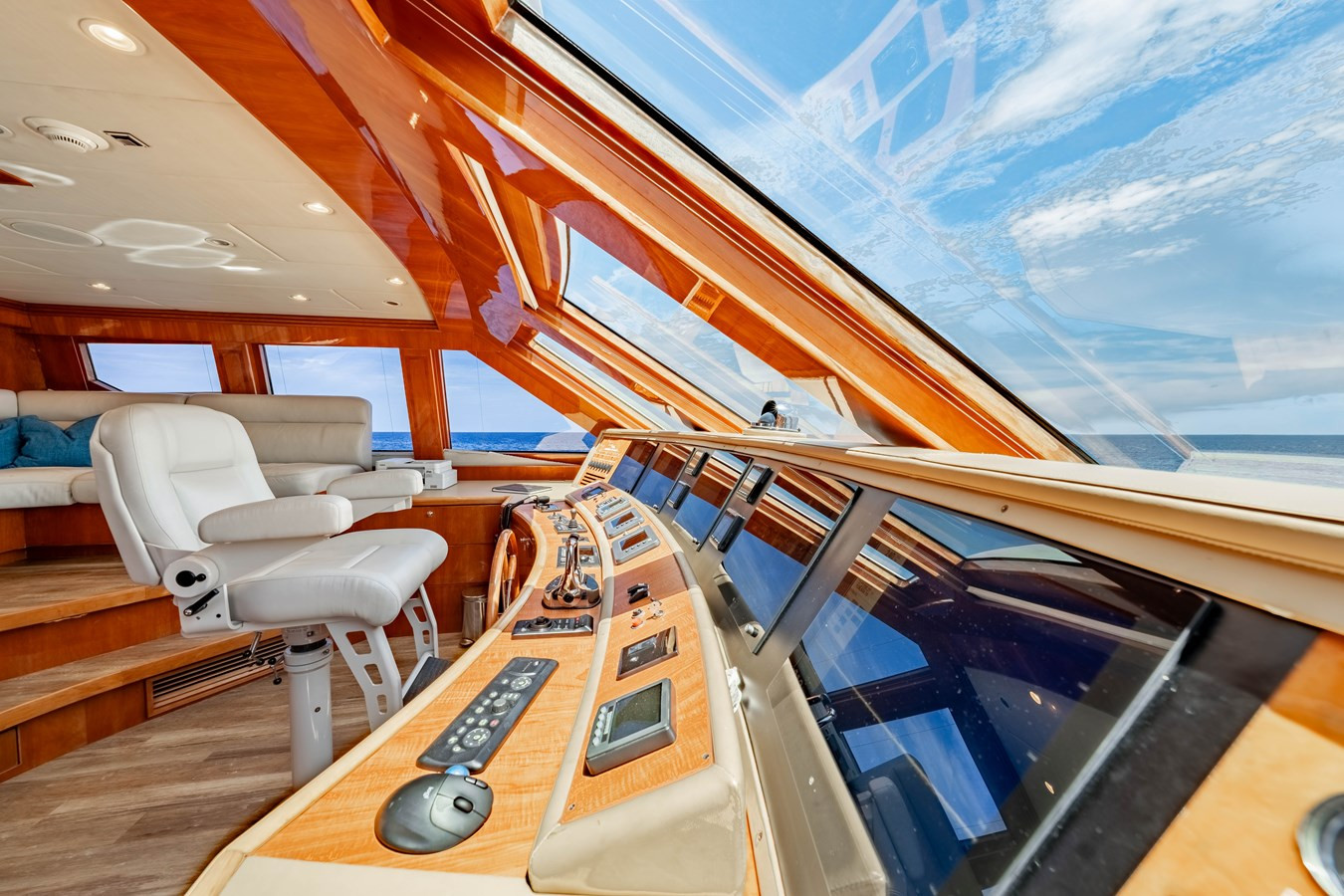 https://arconyachts.ams3.digitaloceanspaces.com/67138/conversions/large_4801001-optimize.jpg