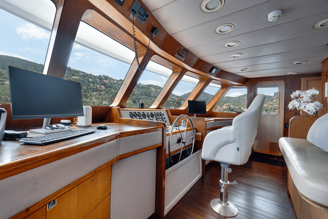 https://arconyachts.ams3.digitaloceanspaces.com/67170/conversions/large_4233171-optimize.jpg