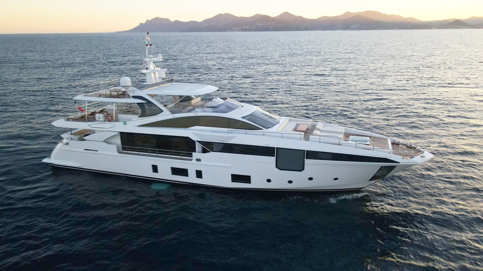 https://arconyachts.ams3.digitaloceanspaces.com/67184/conversions/large_4705538-optimize.jpg