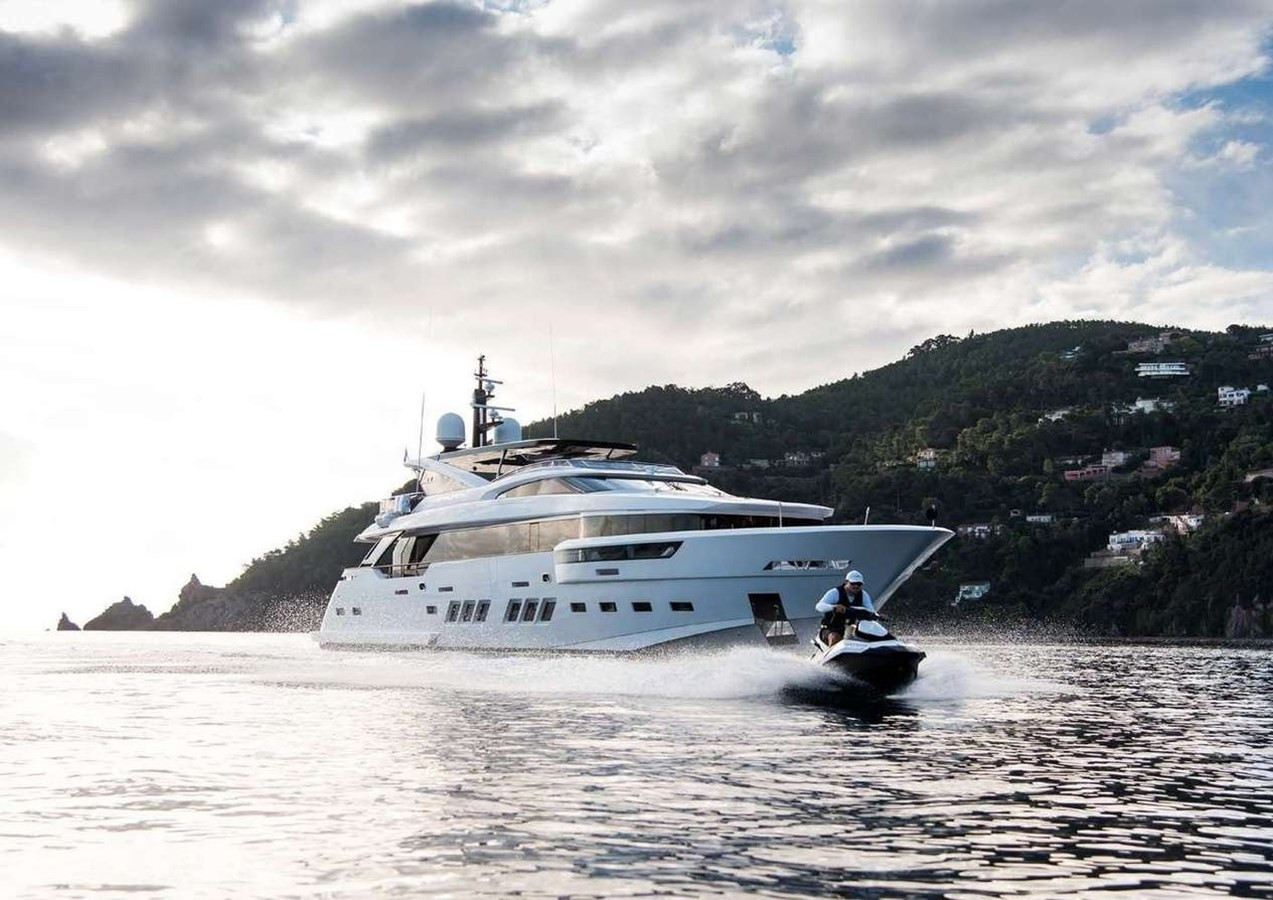 https://arconyachts.ams3.digitaloceanspaces.com/67357/conversions/large_4710816-optimize.jpg