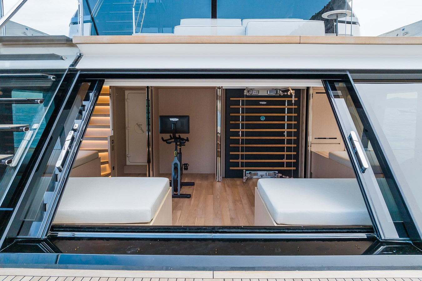 https://arconyachts.ams3.digitaloceanspaces.com/67392/conversions/large_4290077-optimize.jpg
