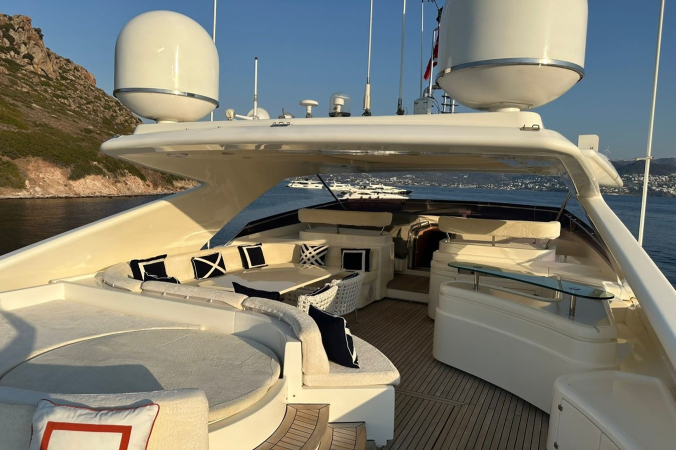 https://arconyachts.ams3.digitaloceanspaces.com/67485/conversions/large_4853453-optimize.jpg