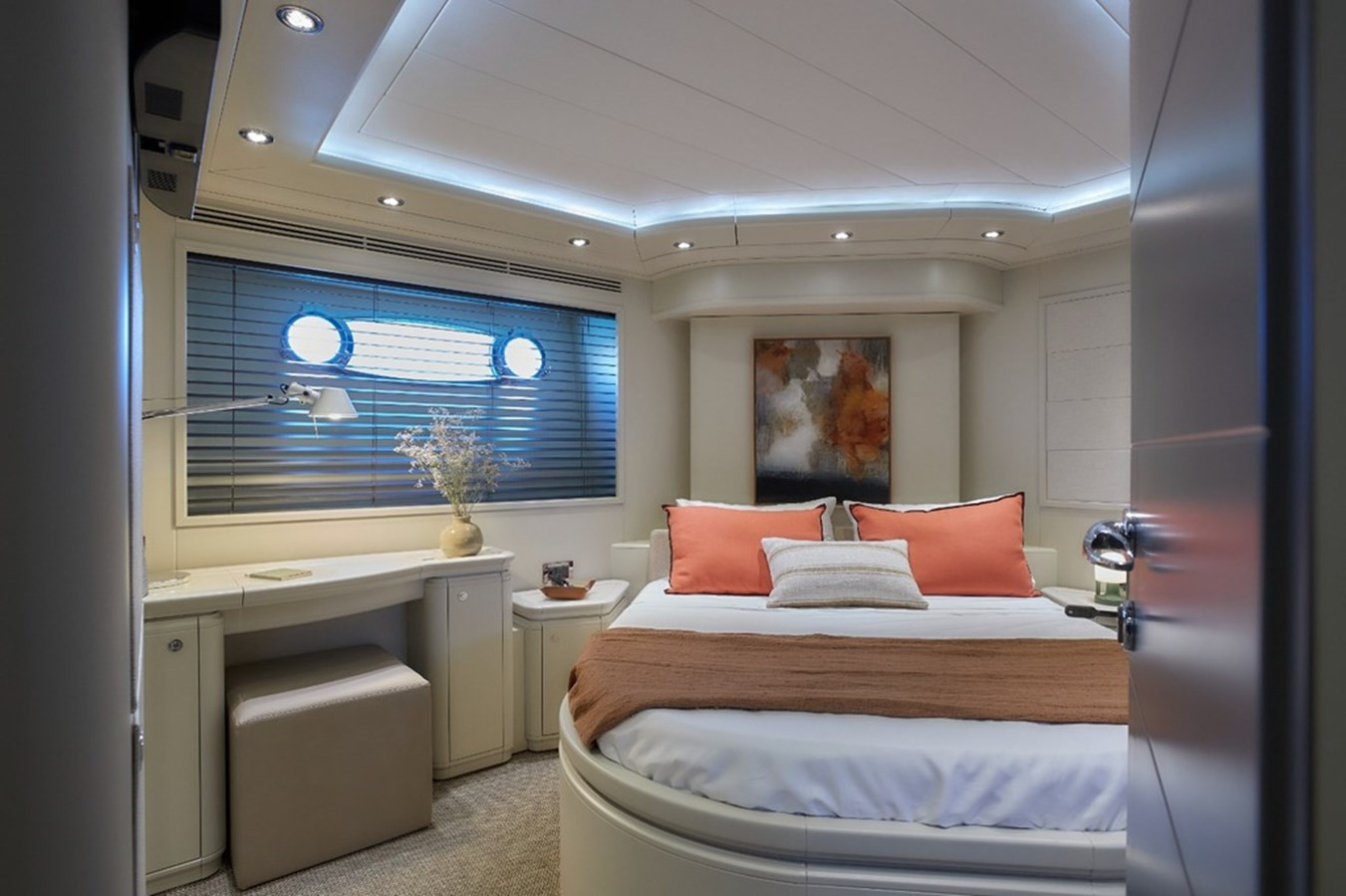 https://arconyachts.ams3.digitaloceanspaces.com/67651/conversions/large_4410261-optimize.jpg
