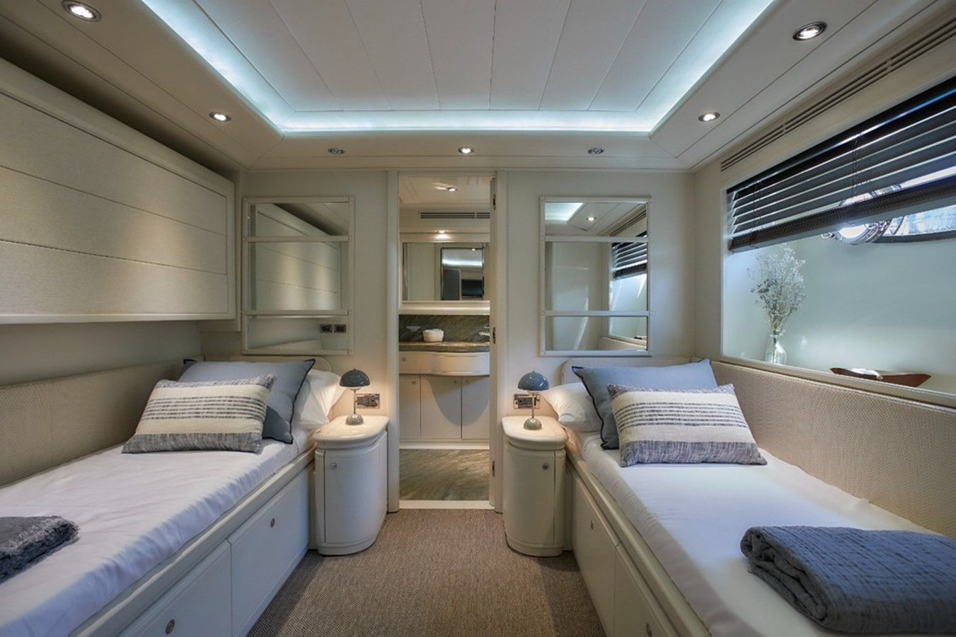 https://arconyachts.ams3.digitaloceanspaces.com/67663/conversions/large_4410265-optimize.jpg