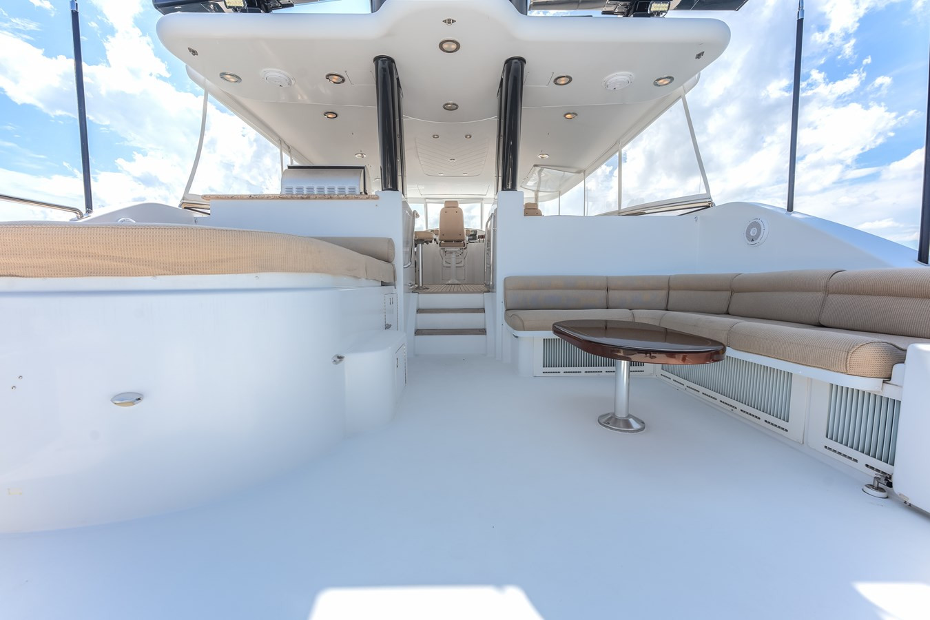 https://arconyachts.ams3.digitaloceanspaces.com/67700/conversions/large_4381555-optimize.jpg