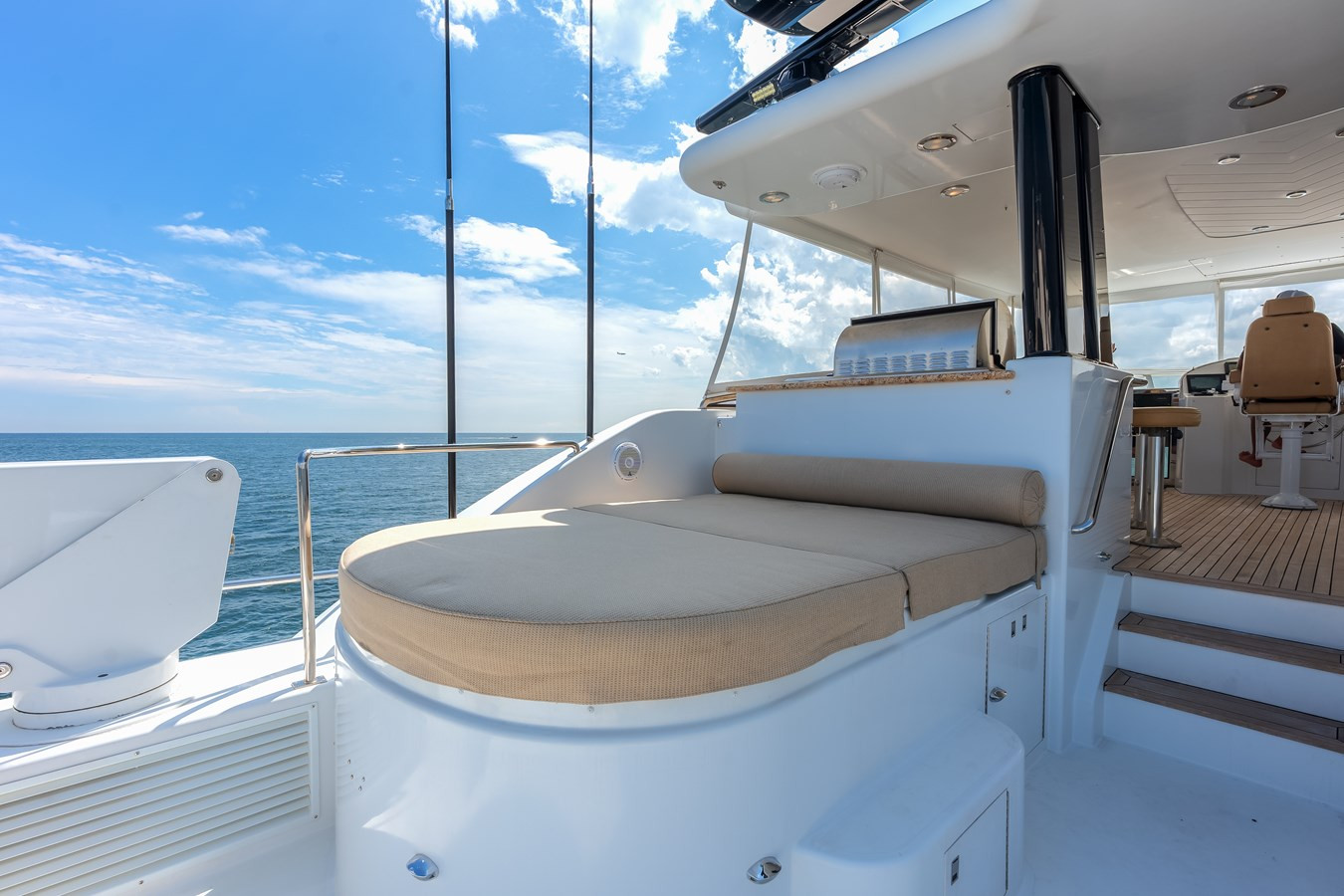 https://arconyachts.ams3.digitaloceanspaces.com/67709/conversions/large_4381558-optimize.jpg