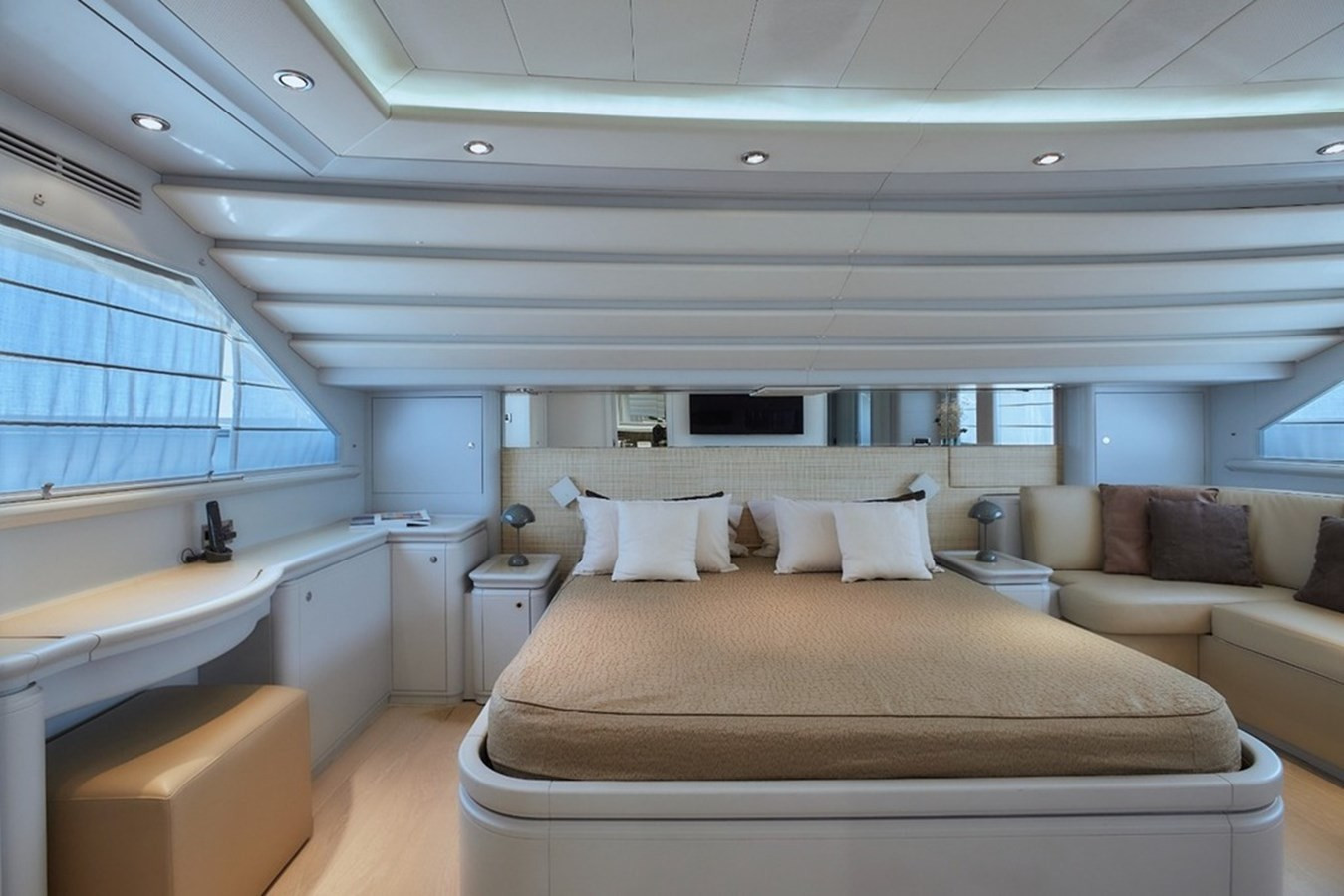 https://arconyachts.ams3.digitaloceanspaces.com/67739/conversions/large_4424676-optimize.jpg