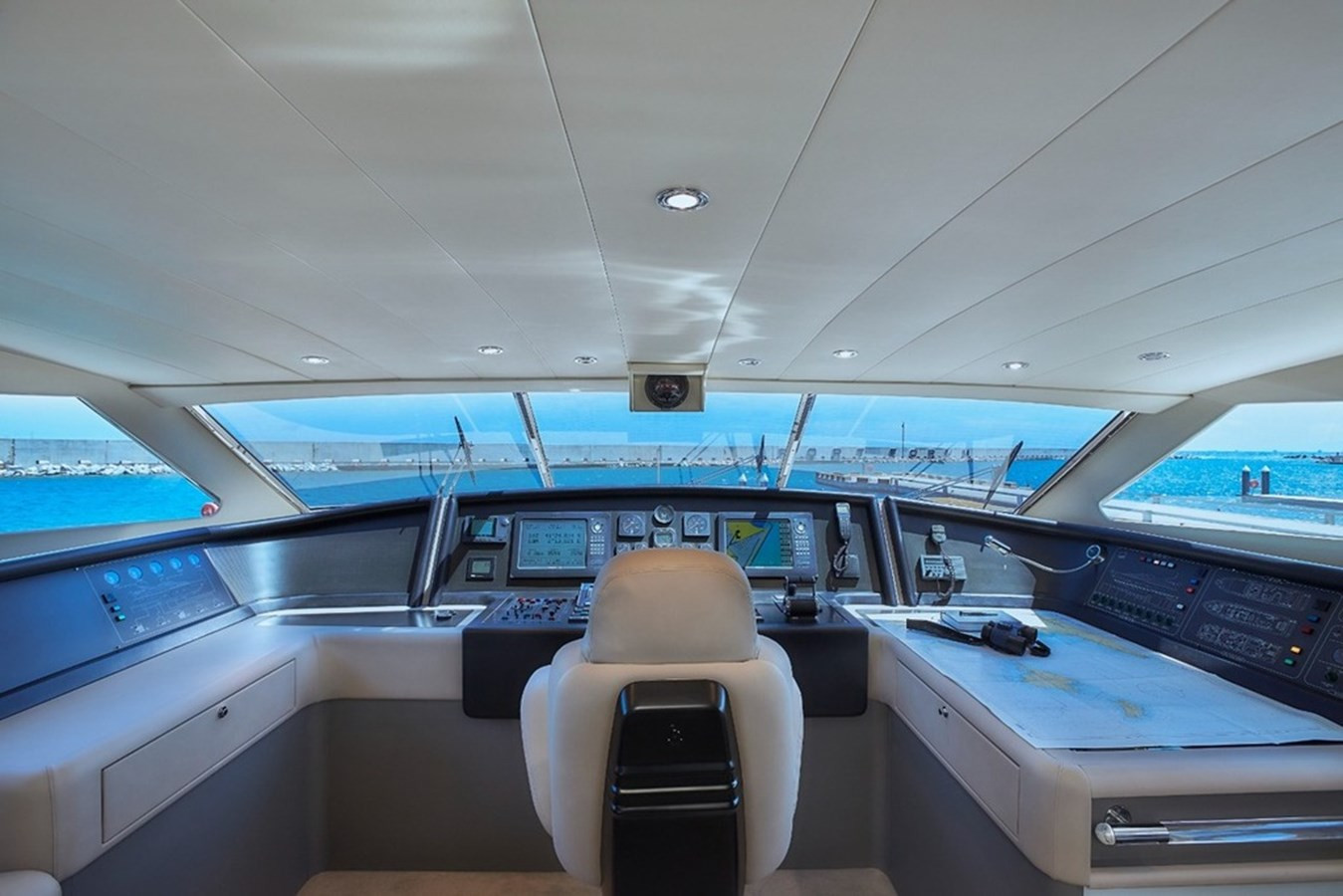 https://arconyachts.ams3.digitaloceanspaces.com/67821/conversions/large_4424705-optimize.jpg
