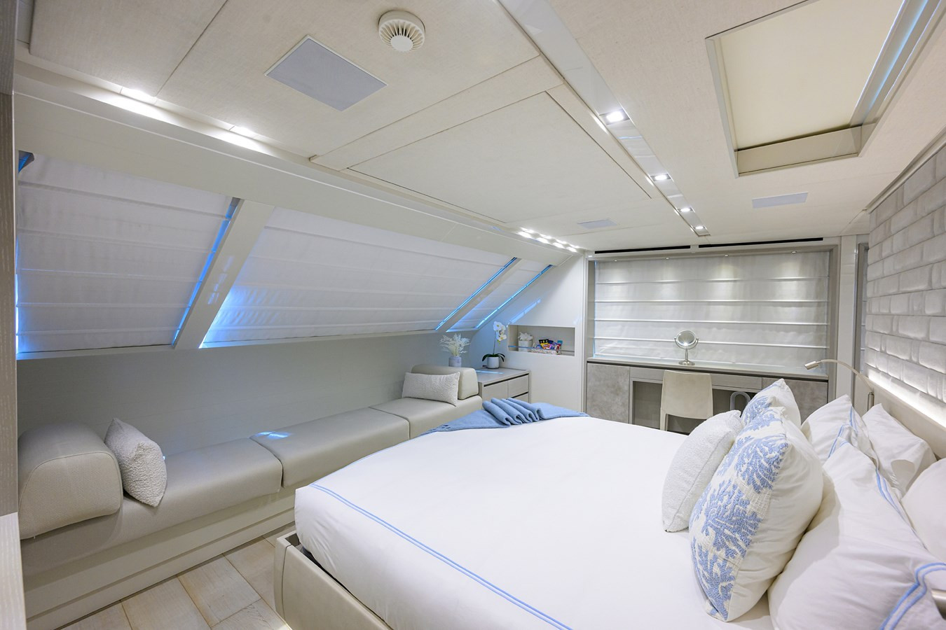 https://arconyachts.ams3.digitaloceanspaces.com/67886/conversions/large_4731447-optimize.jpg