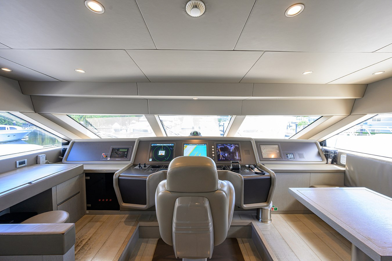 https://arconyachts.ams3.digitaloceanspaces.com/67950/conversions/large_4731471-optimize.jpg