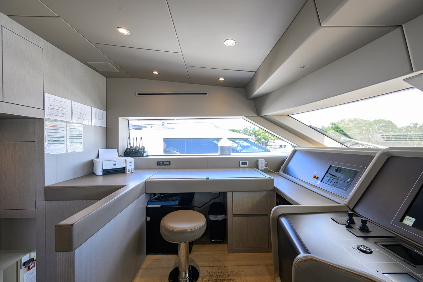https://arconyachts.ams3.digitaloceanspaces.com/67960/conversions/large_4731474-optimize.jpg