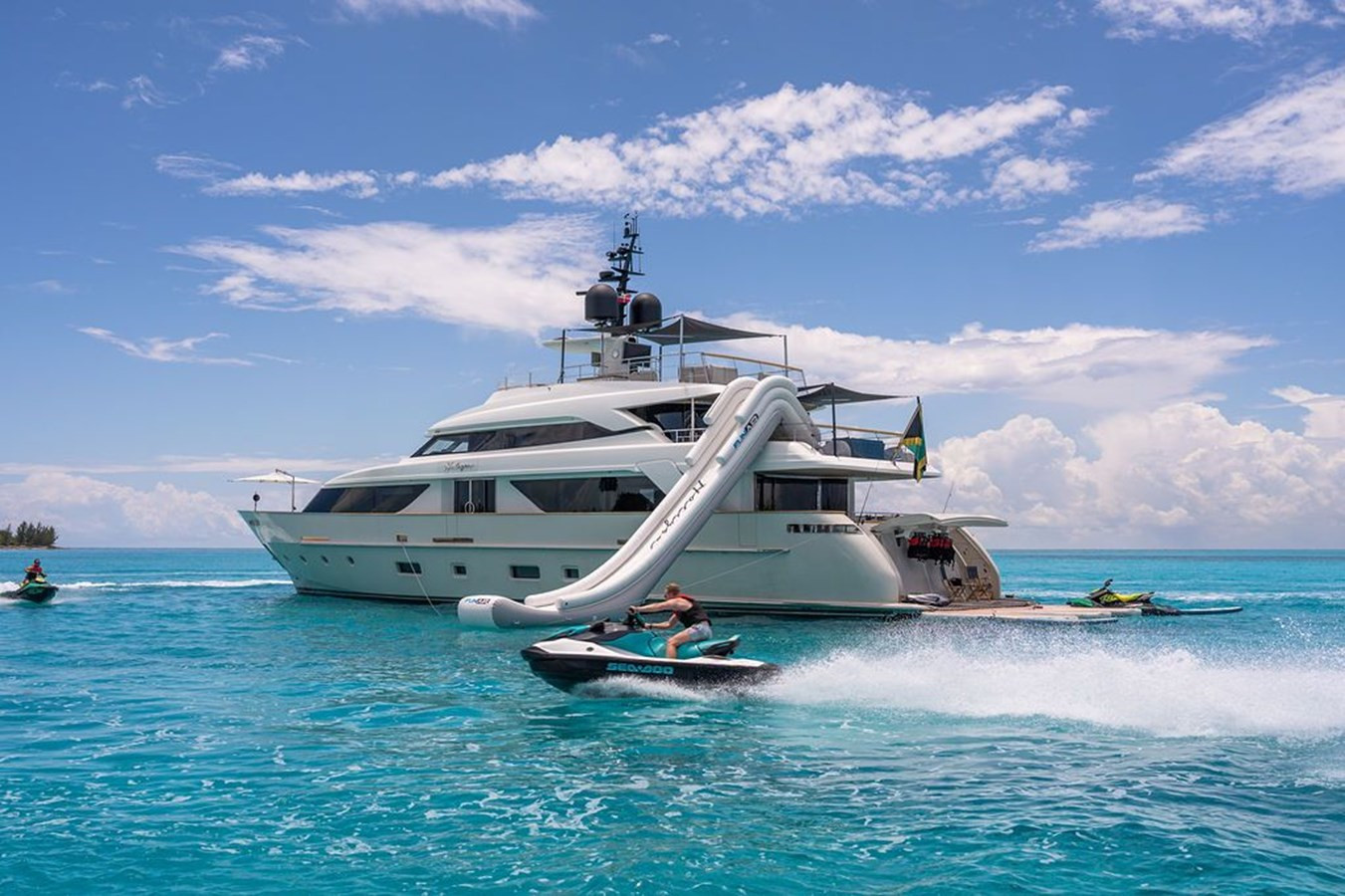 https://arconyachts.ams3.digitaloceanspaces.com/68016/conversions/large_4731494-optimize.jpg