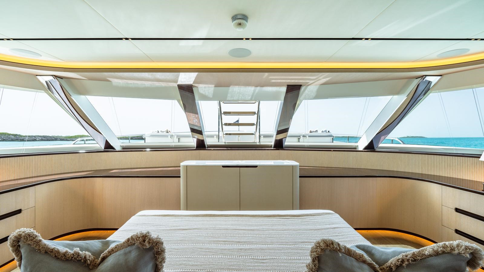 https://arconyachts.ams3.digitaloceanspaces.com/68080/conversions/large_4758997-optimize.jpg