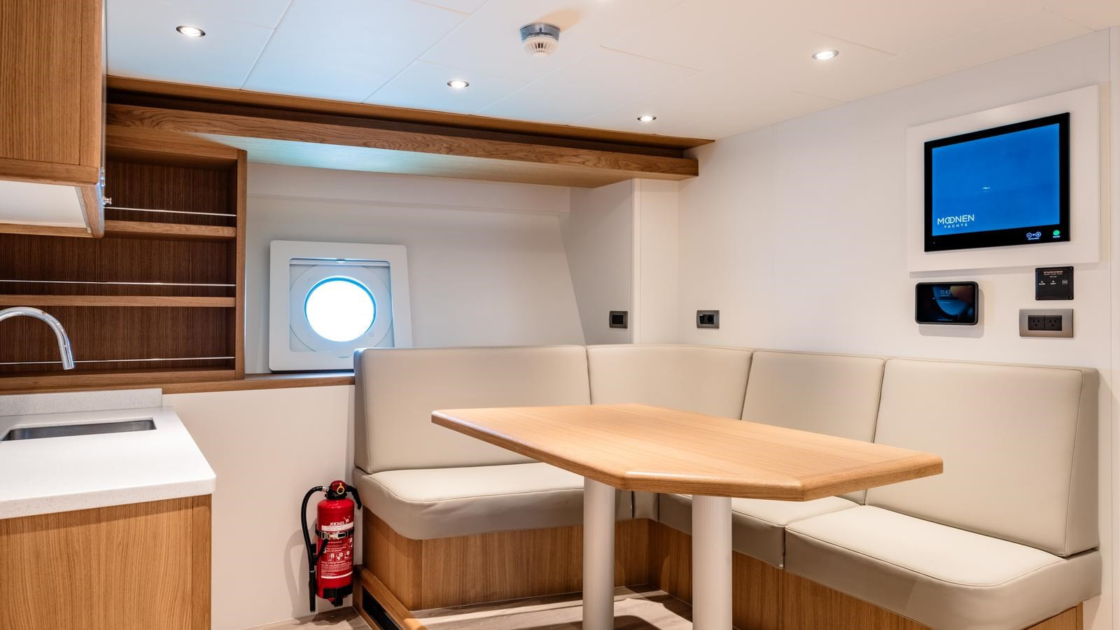 https://arconyachts.ams3.digitaloceanspaces.com/68189/conversions/large_4759036-optimize.jpg