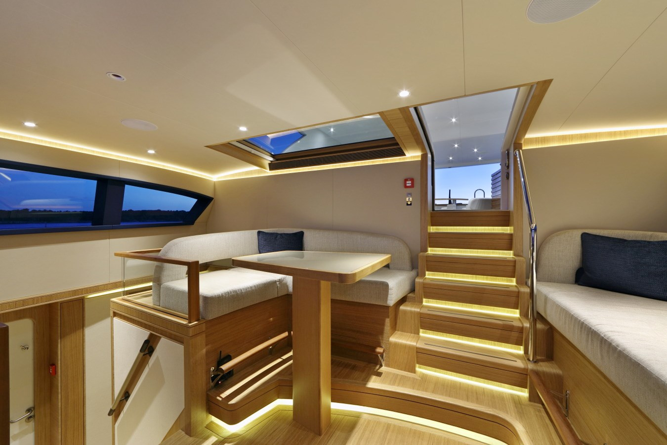 https://arconyachts.ams3.digitaloceanspaces.com/68241/conversions/large_4845058-optimize.jpg