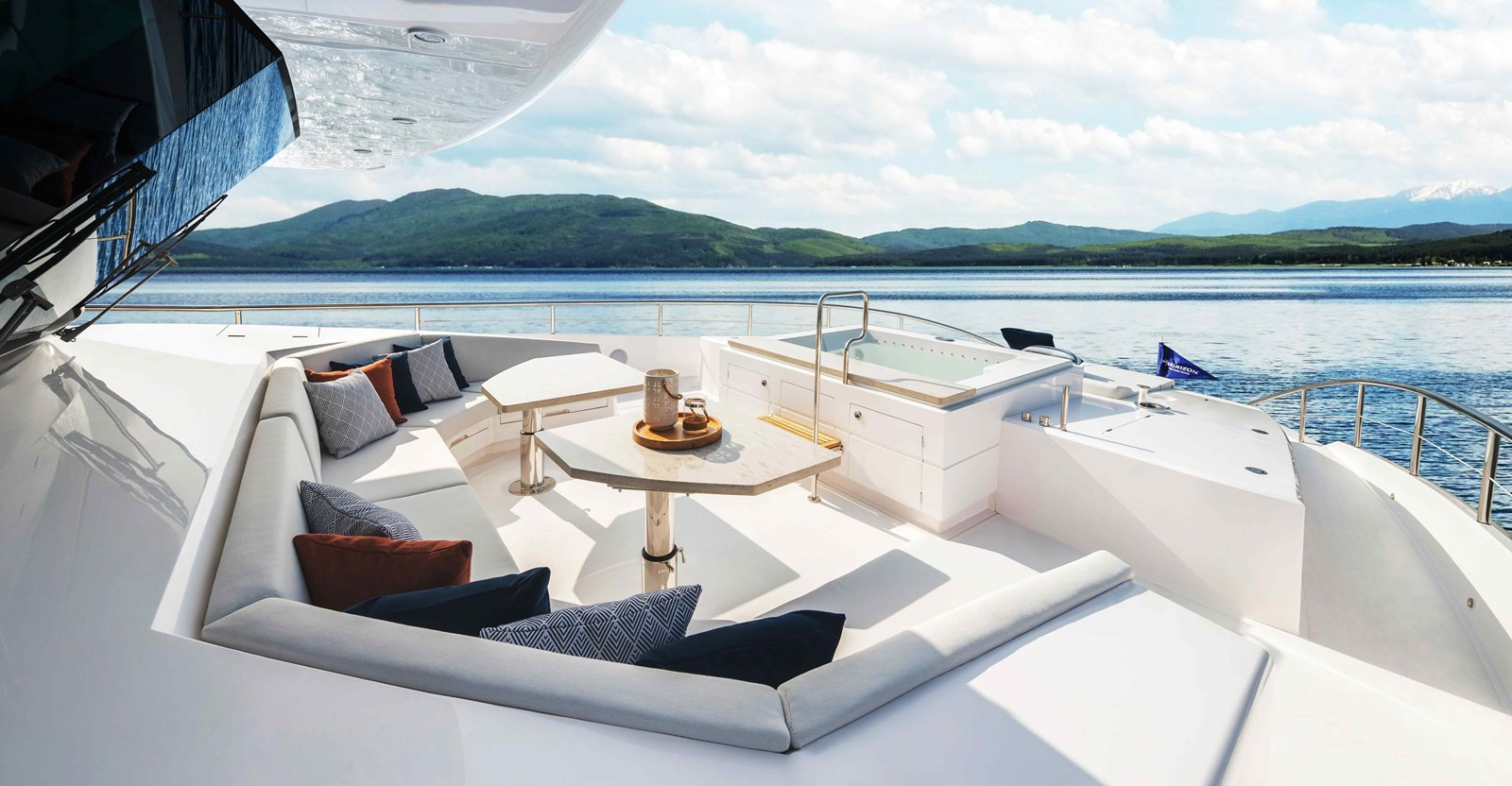 https://arconyachts.ams3.digitaloceanspaces.com/68266/conversions/large_3865955-optimize.jpg