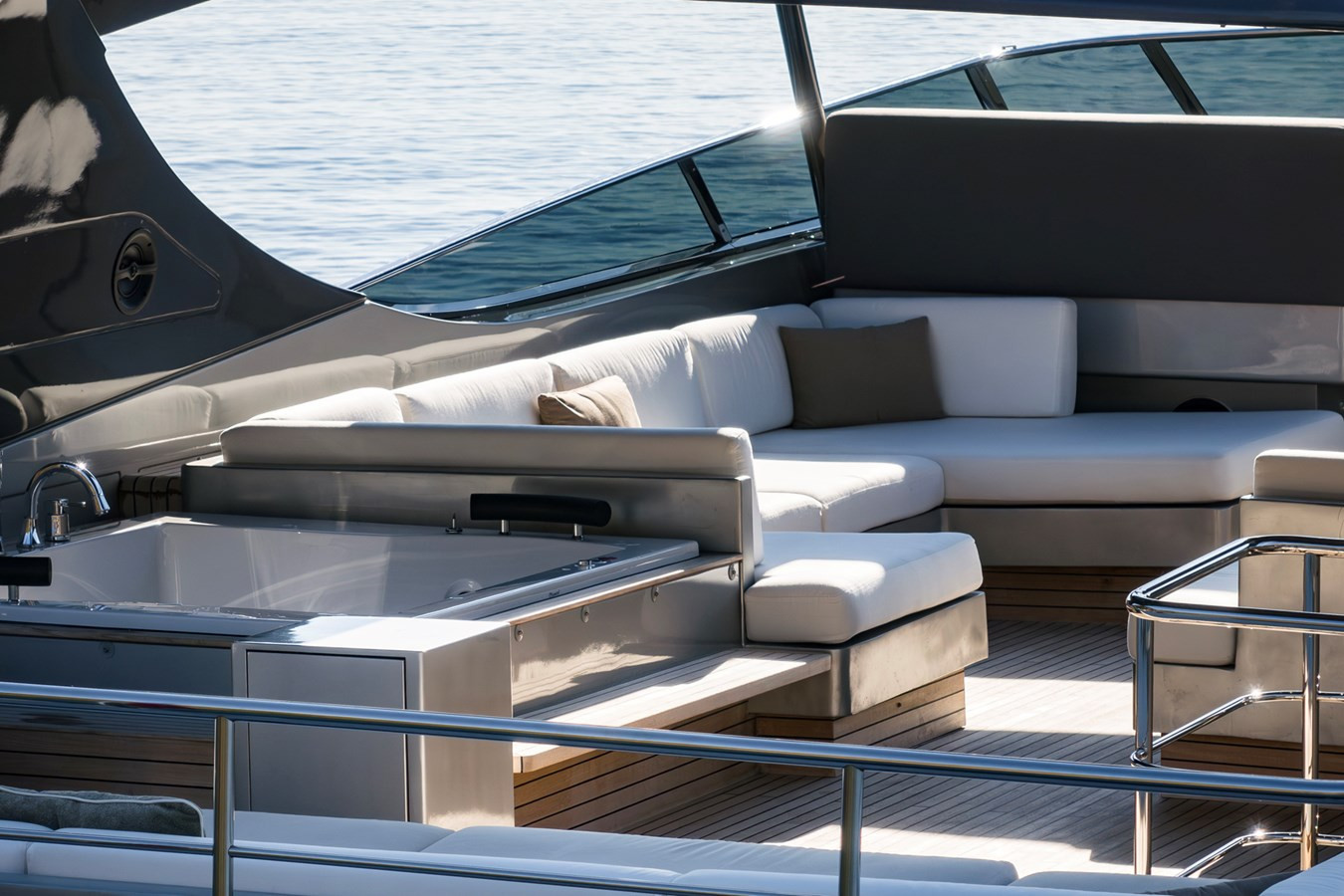 https://arconyachts.ams3.digitaloceanspaces.com/68317/conversions/large_4799619-optimize.jpg