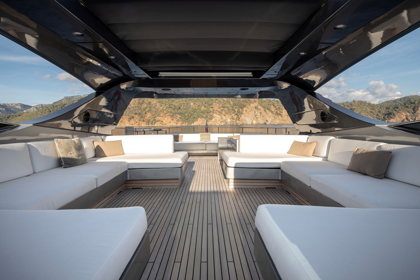 https://arconyachts.ams3.digitaloceanspaces.com/68362/conversions/large_4799636-optimize.jpg
