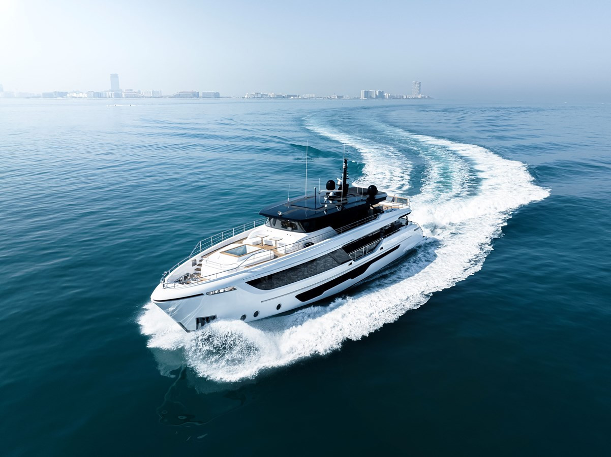 https://arconyachts.ams3.digitaloceanspaces.com/68411/conversions/large_4122968-optimize.jpg