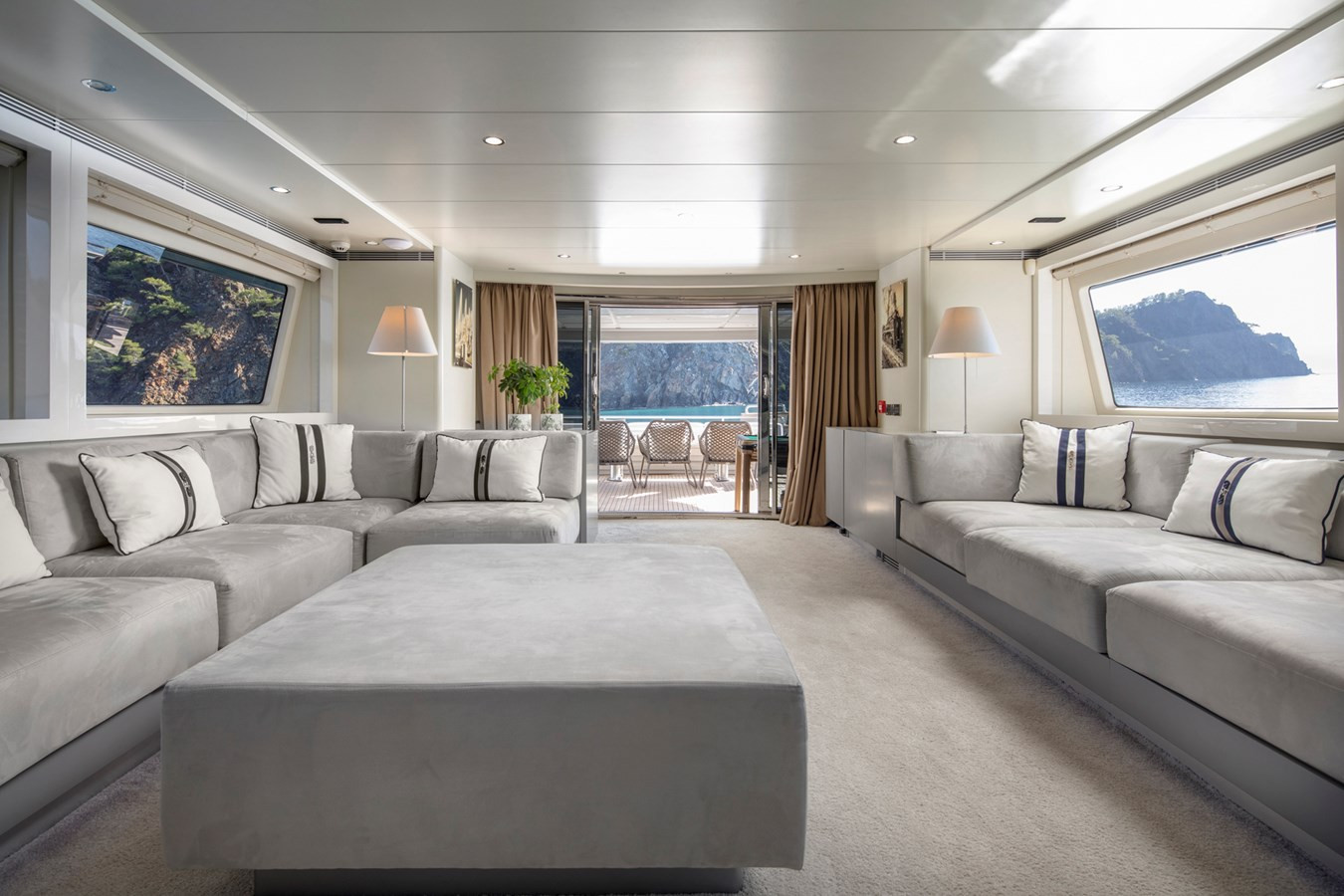 https://arconyachts.ams3.digitaloceanspaces.com/68416/conversions/large_4799654-optimize.jpg